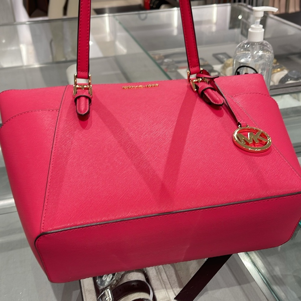 MICHAEL KORS
Charlotte Large Saffiano Leather Top-Zip Tote Bag
Electric Pink
NWT - Picture 8 of 16